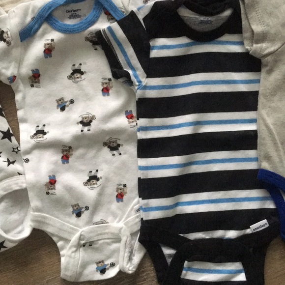 Onesies size 0-3 months bundle of 8 - Picture 5 of 6